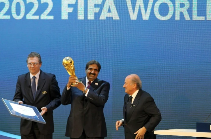 Le Qatar de l'Emir Hamad bin Khalifa al-Thani, aux côtés de Sepp Blatter et de Jérôme Valcke, hérite du Mondial-2022, après un vote de la Fifa, le 2 décembre 2010 à Zurich 