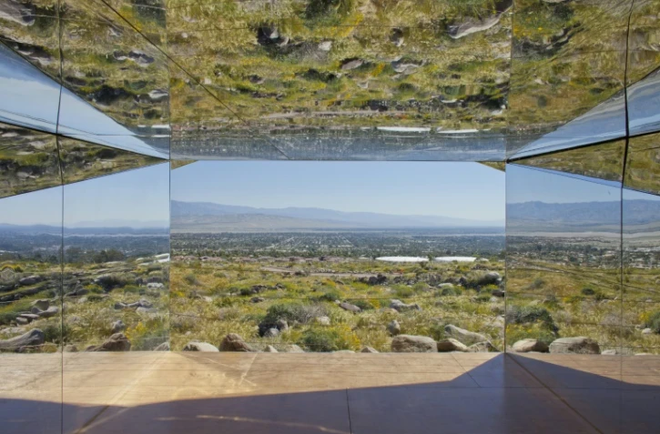 "Mirage", de Doug Aitken, une maison faite de miroirs, pièce maîtresse de l'exposition "Desert X" dans la vallée de Coachella, au sud de la Californie, photographiée le 16 mars 2017