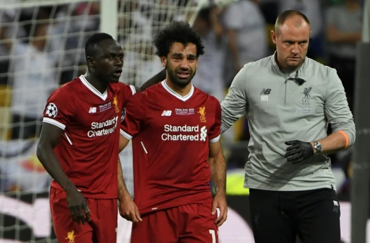 L'attaquant de Liverpool Mohamed Salah (c) quitte le terrain blessé à l'épaule, le 26 mai 2018 à Kiev