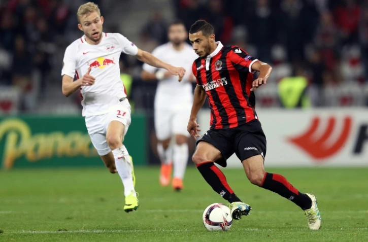 Le Niçois Younes Belhanda (d) face à Salzbourg en Europa League, le 3 novembre 2016 à l'Allianz Riviera