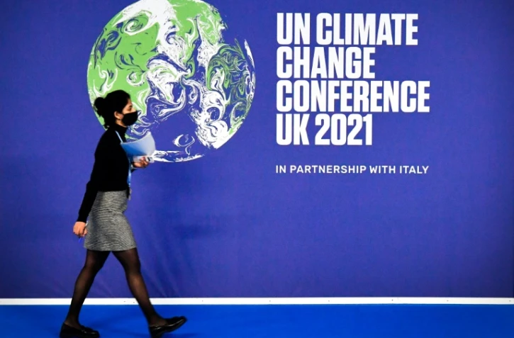 Une participante à la COP26 dans le palais des congrès de Glasgow où se déroule la conférence sur le climat, le 31 octobre 2021