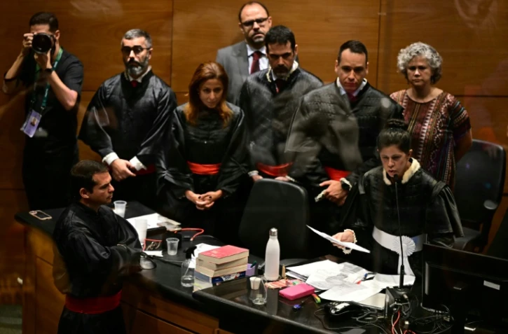 La juge Lucia Glioche (d) lit la sentence lors du dernier jour du procès public des assassins de Marielle Franco et de son chauffeur, Anderson Gomes, à la Cour de justice de Rio de Janeiro, au Brésil, le 31 octobre 2024