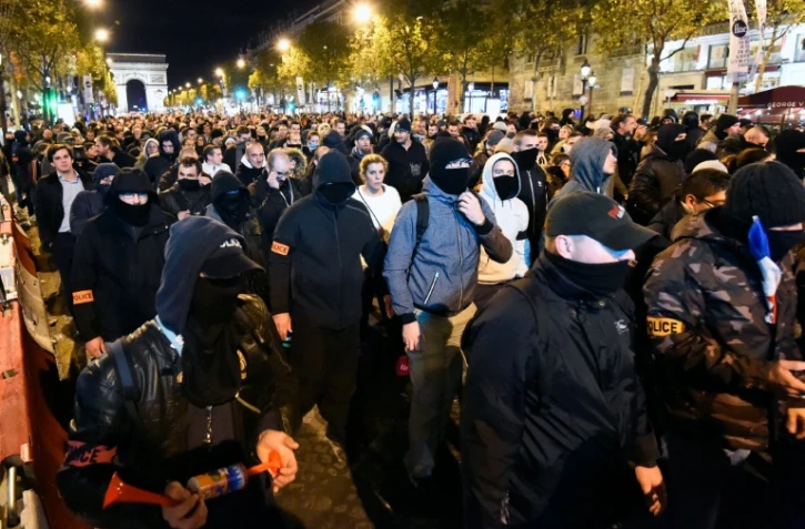 Manifestation de policiers sur les Champs Elysées dans la nuit du 20 au 21 octobre 2016 à Paris