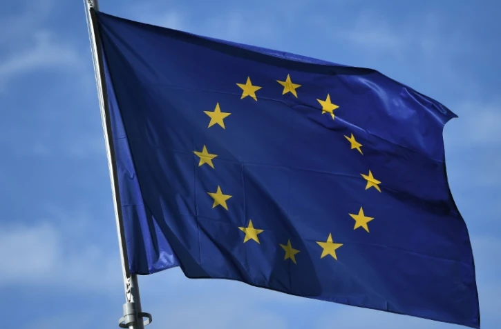 Drapeau européen flottant devant la Commission européenne à Bruxelles, Belgique, le 14 mars 2018