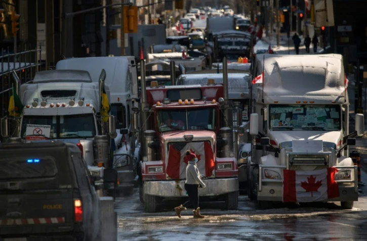 Des manifestants anti-mesures sanitaires bloquent avec leurs camions une rue d'Ottawa, au Canada, le 15 février 2022