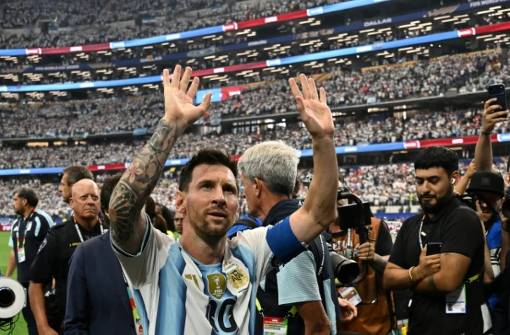 L'Argentin Lionel Messi salue les spectateurs en quittant le terrain, après son doublé contre l'Autriche, le 22 juin 2026 à Arlington, au Texas
