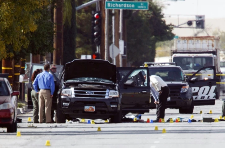 Des enquêteurs recherchent des indices sur la véhicule utilisé par le couple d'origine pakistanaise auteur de la fusillade de San Bernardina, le 3 décembre 2015 en Californie