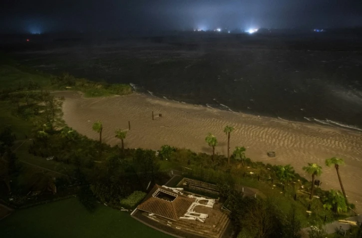 Un bâtiment détruit par le passage de l'ouragan Laura, le 27 août 2020 sur une plage de Lake Charles, en Louisiane