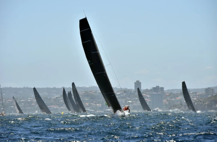 Des concurrents de la course à la voile Sydney-Hobart lors du départ le 26 décembre 2018.