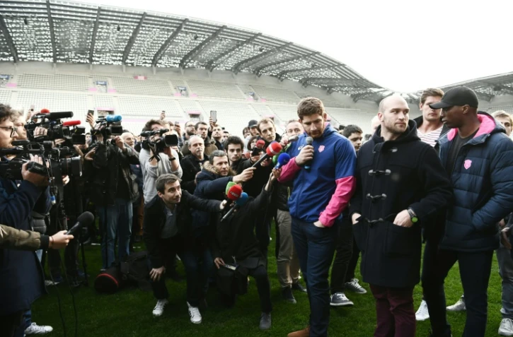 Pascal Papé s'exprime devant les reporters sur le projet de fusion entre le Racing et le Stade Français, le 13 mars 2017 à Jean-Bouin