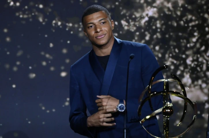 L'attaquanrt du PSG Kylian Mbappé, élu meilleur joueur du championnat de France aux trophées UNFP à Paris, le 15 mai 2022, est annoncé sur le départ 
