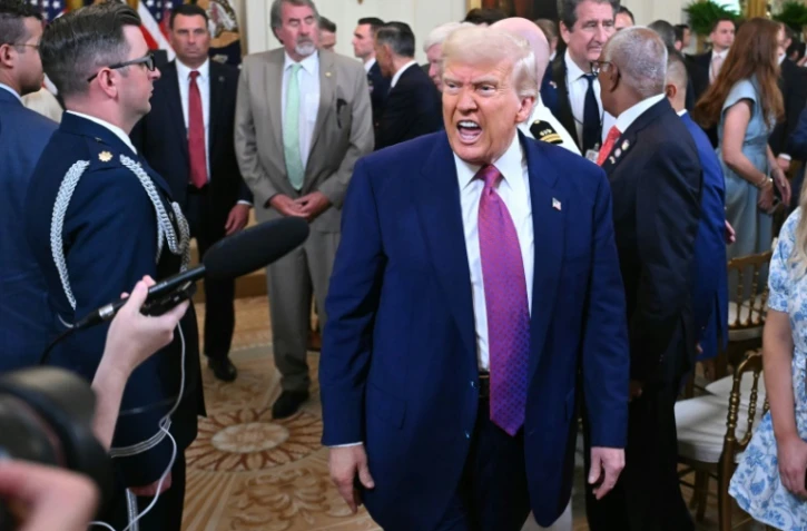 le president américain Donald Trump après sa signature d'une résolution pour empêcher la Californie d'interdire la vente de voitures thermiques neufs en 2035