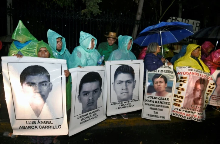 Les proches des 43 étudiants disparus de l'école normale d'Ayotzinapa manifestent devant la résidence du président à Mexico, le 24 décembre 2014