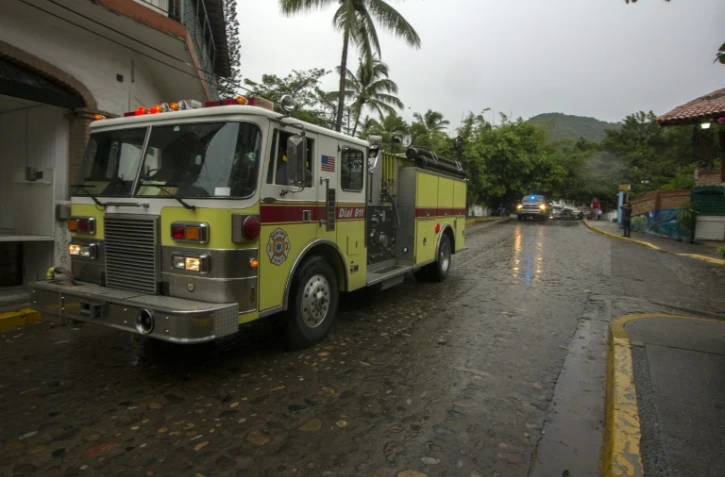 Les pompiers en alerte avant l'arrivée de l'ouragan Patricia à in Puerto Vallarta au Mexique, le 23 octobre 2015