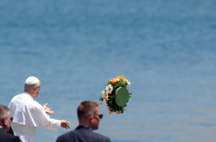 Le pape Léon XIV lance un bouquet de fleurs en mer en hommage aux milliers de migrants morts dans la périlleuse traversée de l'Atlantique depuis l'Afrique, à Arguineguin, aux Canaries, le 11 juin 2026