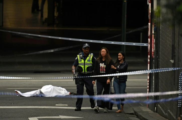 La police évacue des personnes des lieux d'une attaque au couteau à Melbourne, le 9 novembre 2018