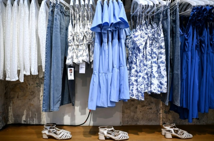 Des vêtements dans une boutique éphémère Shein, le 4 mai 2023 à Paris
