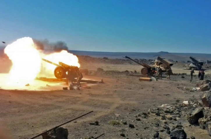 Photo fournie par l'agence syrienne Sana le 5 septembre 2018 de l'artillerie syrienne tirant sur des positions du groupe Etat islamique dans la province de Soueida