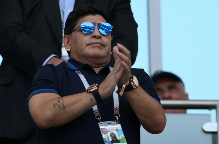 Diego Maradona suit le match de l'Argentine face à la France en 8e de finale du Mondial, le 30 juin 2018 à Kazan
