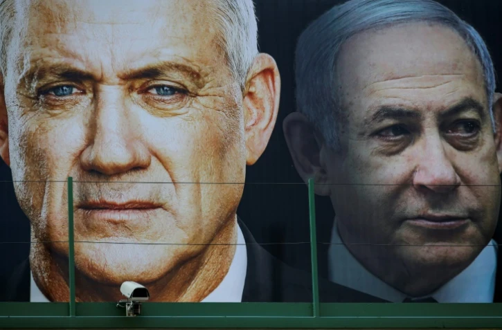 Affiche électorale à Ramat Gan, le 17 février 2020 en Israël, montrant le Premier ministre israélien Benjamin Netanyahu et son rival Benny Gantz