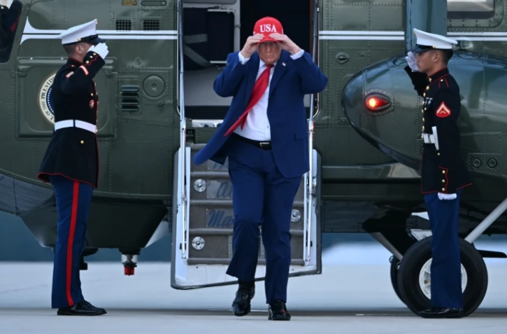 Le président américain Donald Trump descend de son hélicoptère Marine One sur la base aérienne Dobbins à Marietta, en Géorgie, le 16 octobre 2026