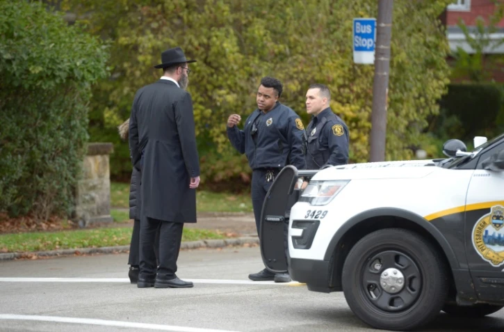 La police parle avec des membres de la communauté juive après l'attaque qui a fait 11 morts à Pittsburgh