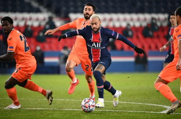 L'attaquant brésilien du PSG Neymar (C) lors de la victoire parisienne 5-1 en Ligue des champions contre Istanbul Basaksehirau au Parc des princes à Paris, le 9 décembre 2020.