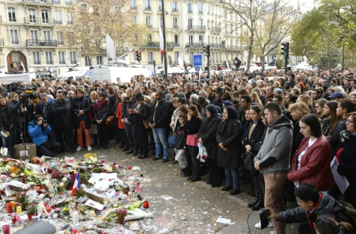 Recueillement devant le Bataclan, le 16 novembre 2015