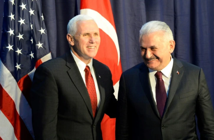 Le Vice-président américain Mike Pence (G) et le Premier ministre turc Binali Yildirim (D) à Munich en Allemagne, le 18 février 2017
