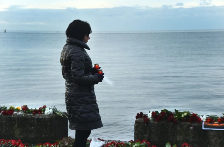 Une femme se recueille face à la Mer Noire, en hommage aux victimes du crash du Tupolev, près de Sotchi, le 26 décembre 2016