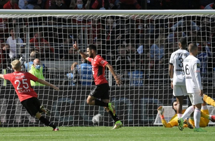 L'attaquant rennais Gaëtan Laborde (au centre) vient d'ouvrir le score pour Rennes face au PSG au Roazhon Park, le 3 octobre 2021 