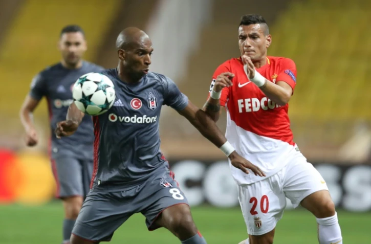 Le milieu portugais de Monaco Rony Lopez (D) et celui de Besiktas, le Néerlandais Ryan Babel, à la lutte en match de Ligue des champions, le 17 octobre 2017 à Monaco