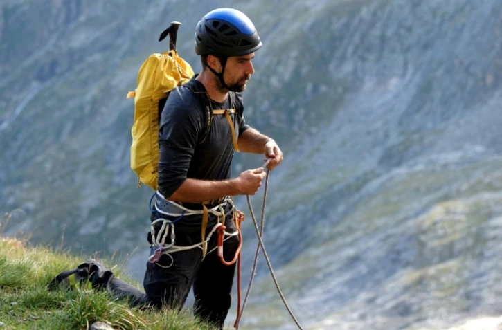 L'athlète malvoyant David Labarre se prépare à escalader le sommet du pic des Spijeoles, dans les Pyrénées, le 15 septembre 2021