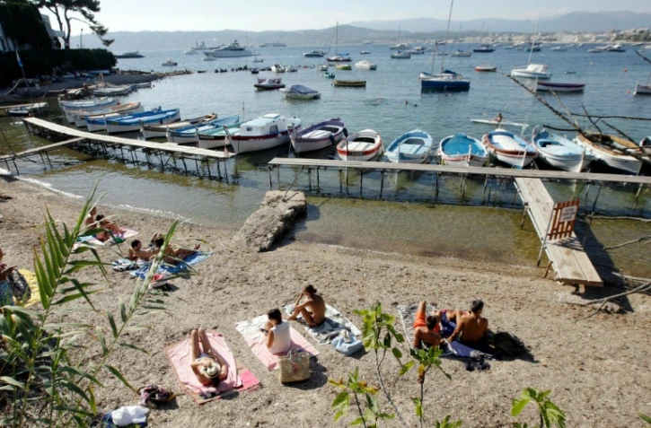 Des vacanciers à Juan les Pins, près d'Antibes, dans le sud-est de la France, le 15 août 2012