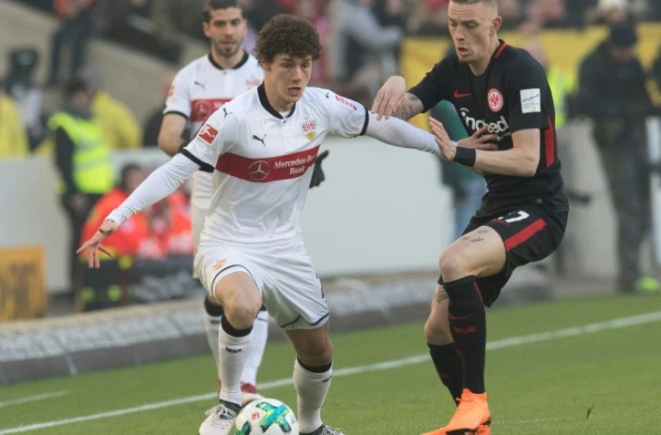 Le défenseur français de Stuttgart, Benjamin Pavard (g), lors d'un match de Bundesliga à Francfort, le 24 février 2018