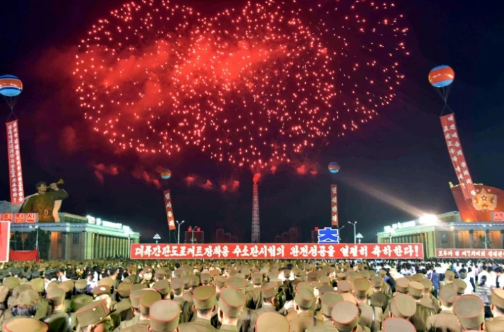 Photo fournie le 6 septembre 2017 par l'agence officielle nord-coréenne KCNA montrant une cérémonie à Pyongyang avec feu d'artifices pour célébrer le sixième test nucléaire