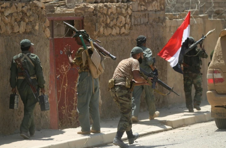 Les blindés de l'armée et des unités paramilitaires du Hachd al-Chaabi avançent dans Tal Afar, le 23 août 2017
