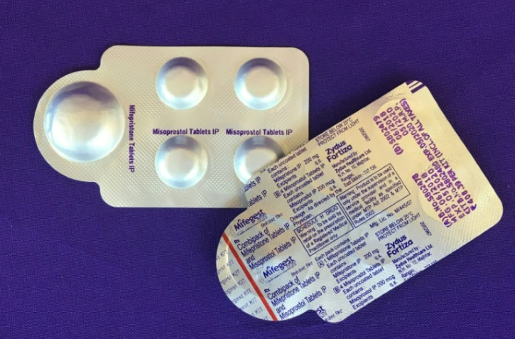 Des pillules abortives (mifépristone et misoprostol) sur une image de l'association Plan C
