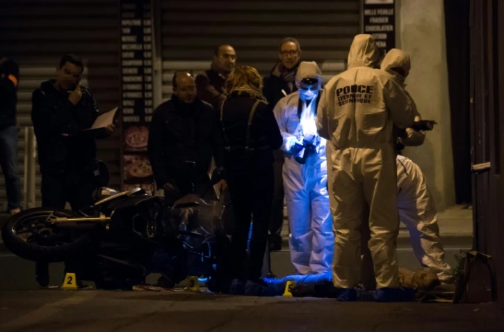 Des enquêteurs sur les lieux de la mort d'un homme de 29 ans tué par balle à Marseille, le 5 novembre 2016 