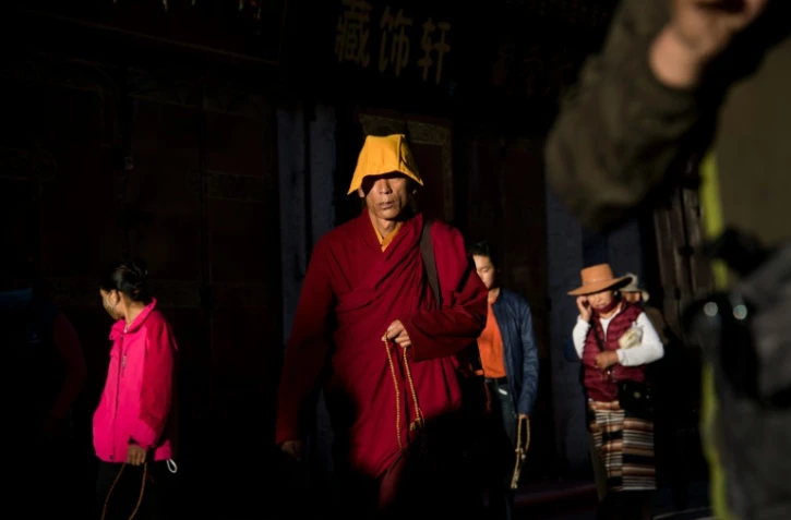 Un moine sort du Jokhang, le temple le plus sacré du bouddhisme tibétain, le 10 septembre 2016 à Lhassa au Tibet