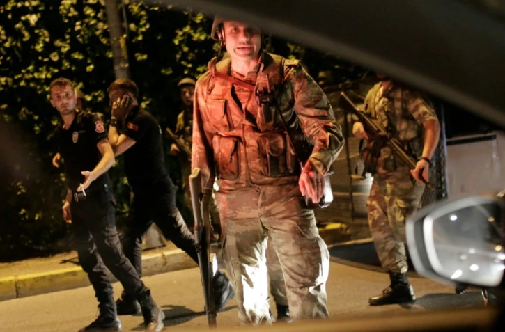 Des soldats turcs détiennent des policiers qu'ils ont arrêtés à Istanbul, le 15 juillet 2016