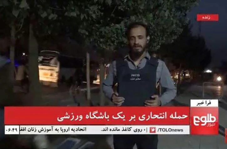 Capture d'écran montrant le journaliste Samim Faramarz de la chaîne afghane ToloNews sur le site d'un attentat suicide, le 5 septembre 2018 à Kaboul, peu avant une seconde explosion qui l'a tué