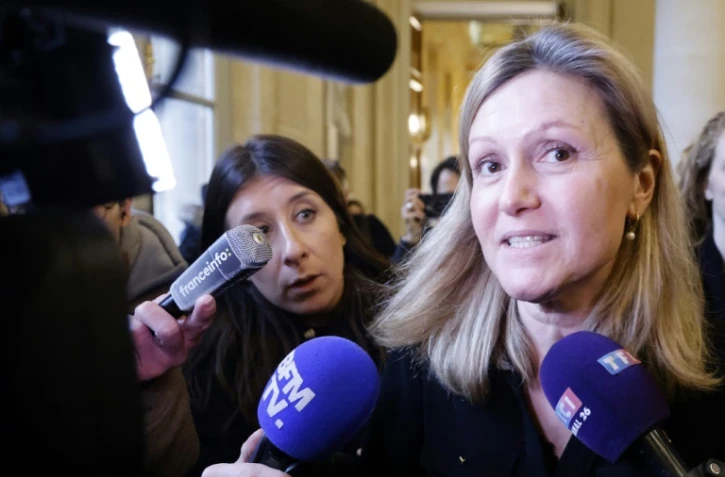 La présidente de l'Assemblée nationale, Yaël Braun-Pivet (d) répond aux questions des journalistes à son arrivée pour participer au débat sur le projet de loi immigration à l'Assemblée nationale, le 19 décembre 2023 à Paris
