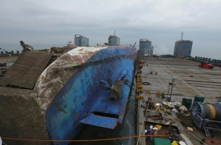L'épave du ferry Sewol a été placé sur un bâtiment semi-submersible en vue de son transfert vers un port, le 25 mars 2017 à Jindo