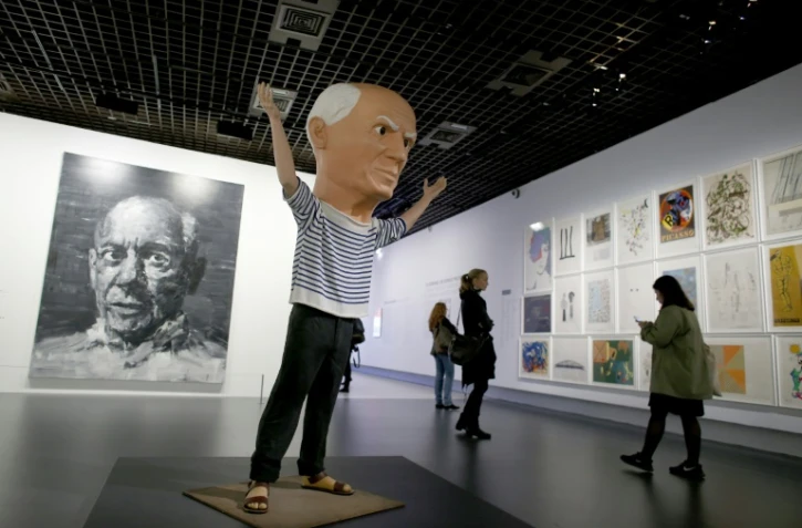 Des visiteurs à l'exposition "Picasso.mania" le 6 octobre 2015 au Grand Palais à Paris