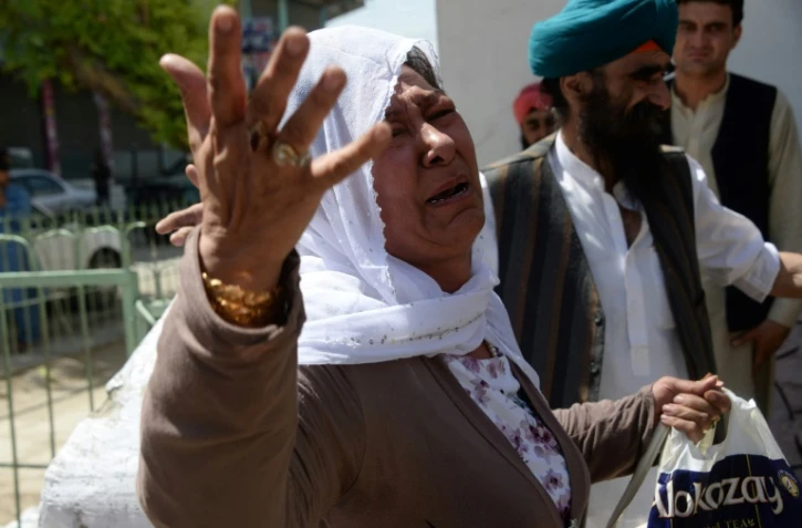 Une femme afghane sikhe lors de l'enterrement des victimes de l'attentat-suicide de Jalalabad, dans l'est de l'Afghanistan, le 2 juillet 2018