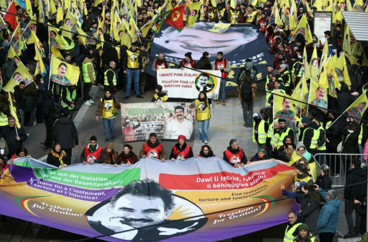 Des portraits du chef du Parti des travailleurs du Kurdistan (PKK), Abdullah Öcalan, lors d'une manifestation de plusieurs milliers de personnes venues de toute l'Europe pour marquer le 26e anniversaire de son arrestation, à Strasbourg, le 15 février 2025