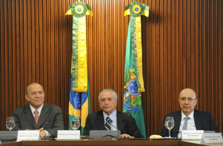 Le président brésilien Michel Temer (C) entouré de son chef de cabinet Eliseu Padilha (G) et du ministre de l'Economie Henrique Meirelles, le 13 mai 2016 à Brasilia
