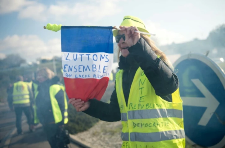 Une femme "gilet jaune" près du centre commercial "Plan de Campagne" à Cabries, près de Marseille, le 17 novembre 2019