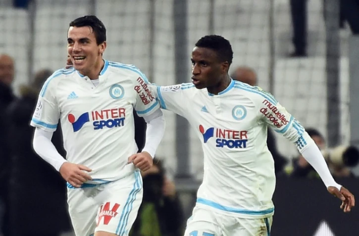 L'attaquant de l'OM Antoine Rabillard (g) fête son but égalisateur contre Lille, avec son coéquipier Bouna Sarr, le 29 janvier 2016 au Vélodrome